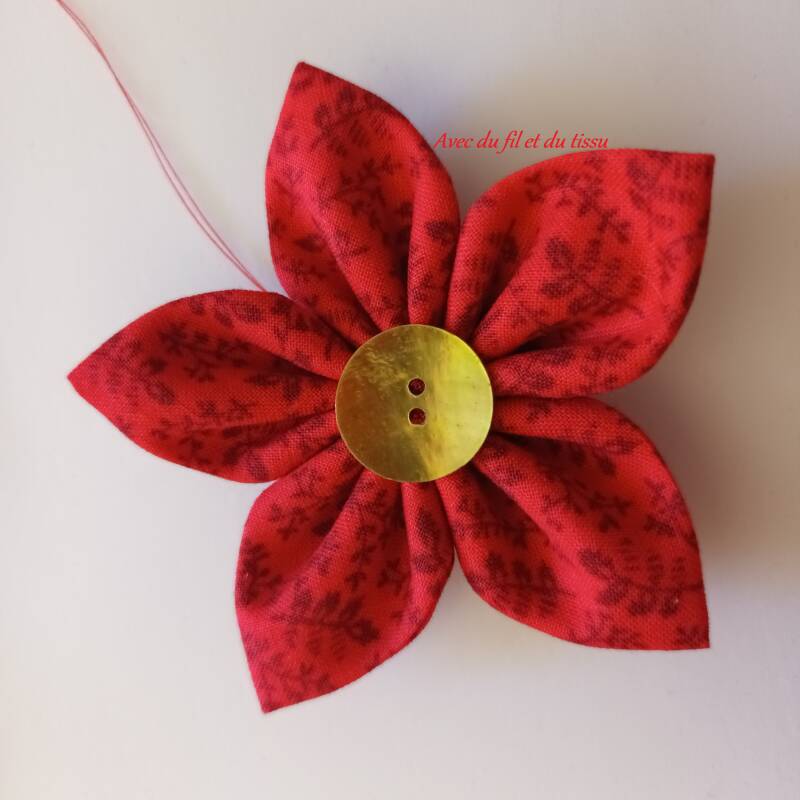 Dernière étape du tuto d'une fleur Kanzashi  en tissu.