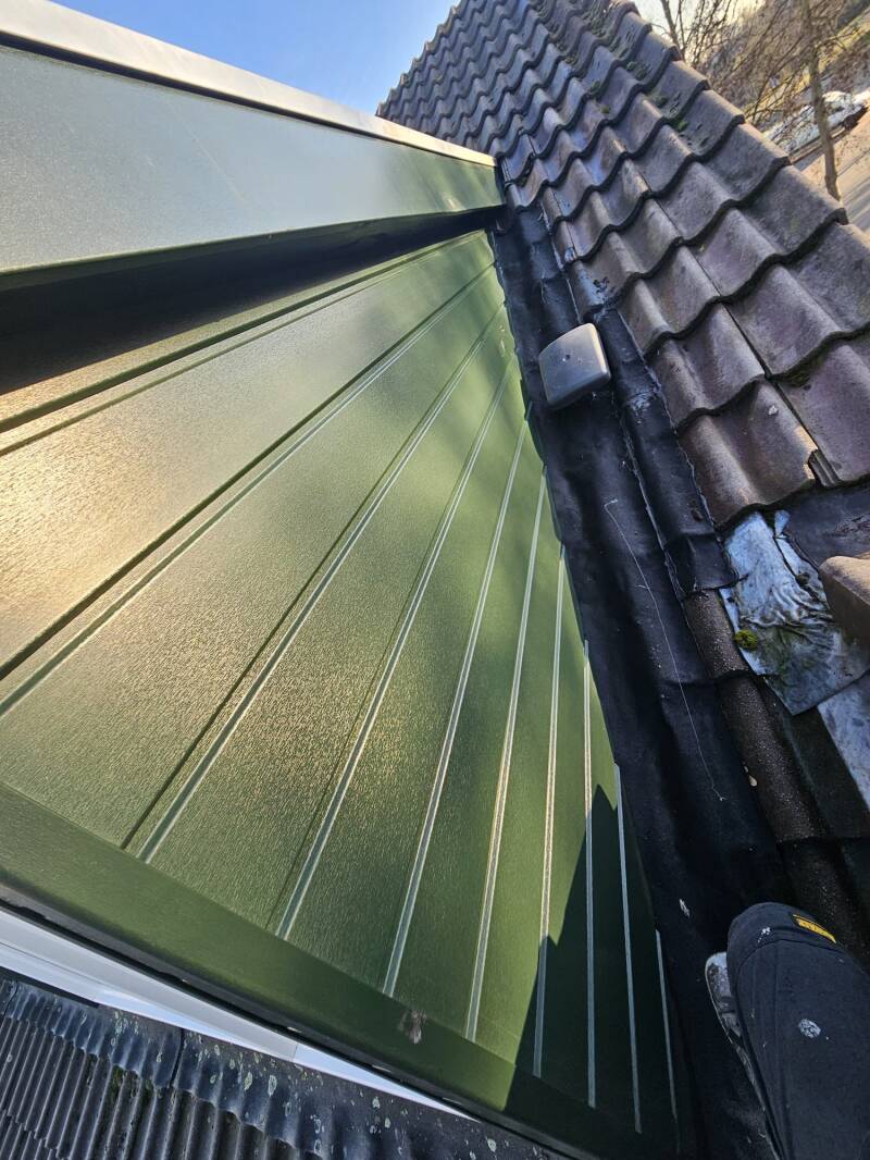 Professionele dakkapel reiniging in Vlaardingen door AllesDak