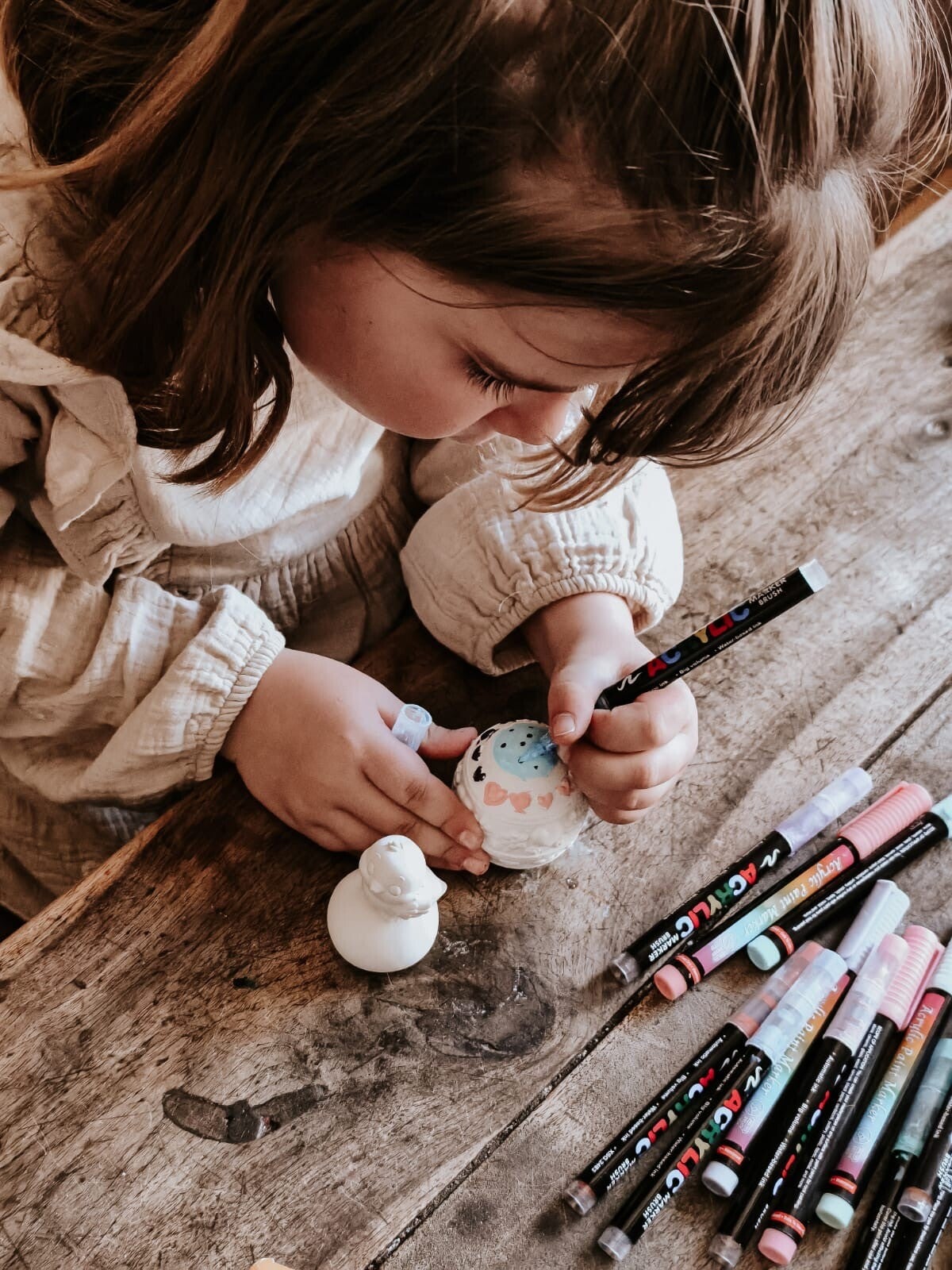 Figurines gourmandes à peindre en plâtre avec cupcakes, gâteaux, tartelettes et meringues dans un univers sucré et créatif
