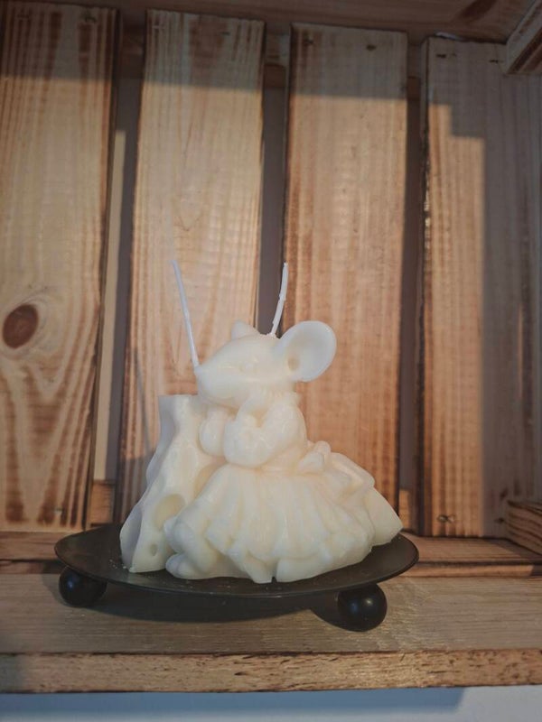 Käsestückchen mit Mausmädchen