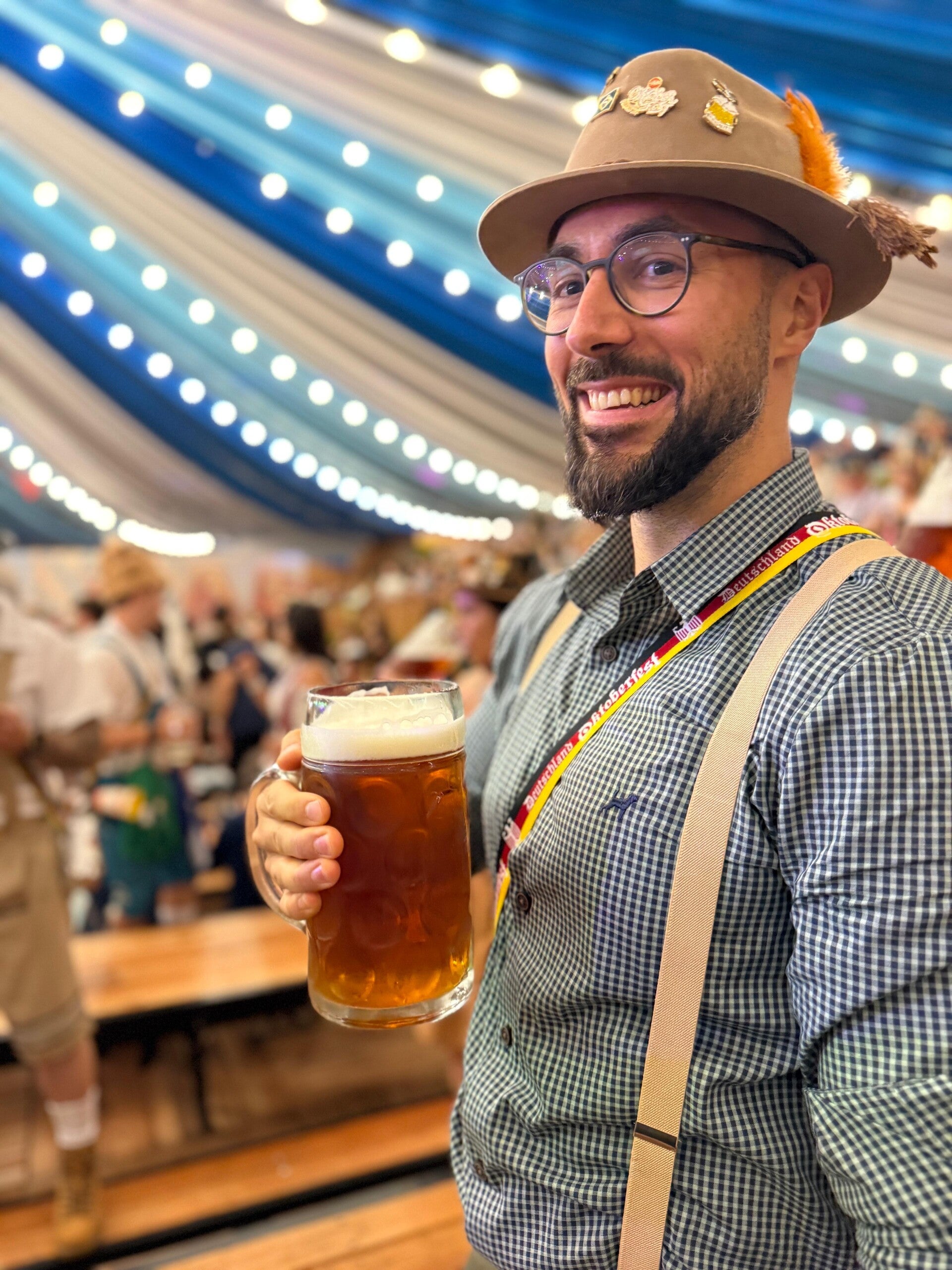 Ich auf dem Oktoberfest in Blumenau in traditioneller Kleidung und einer Maß Bier in der Hand