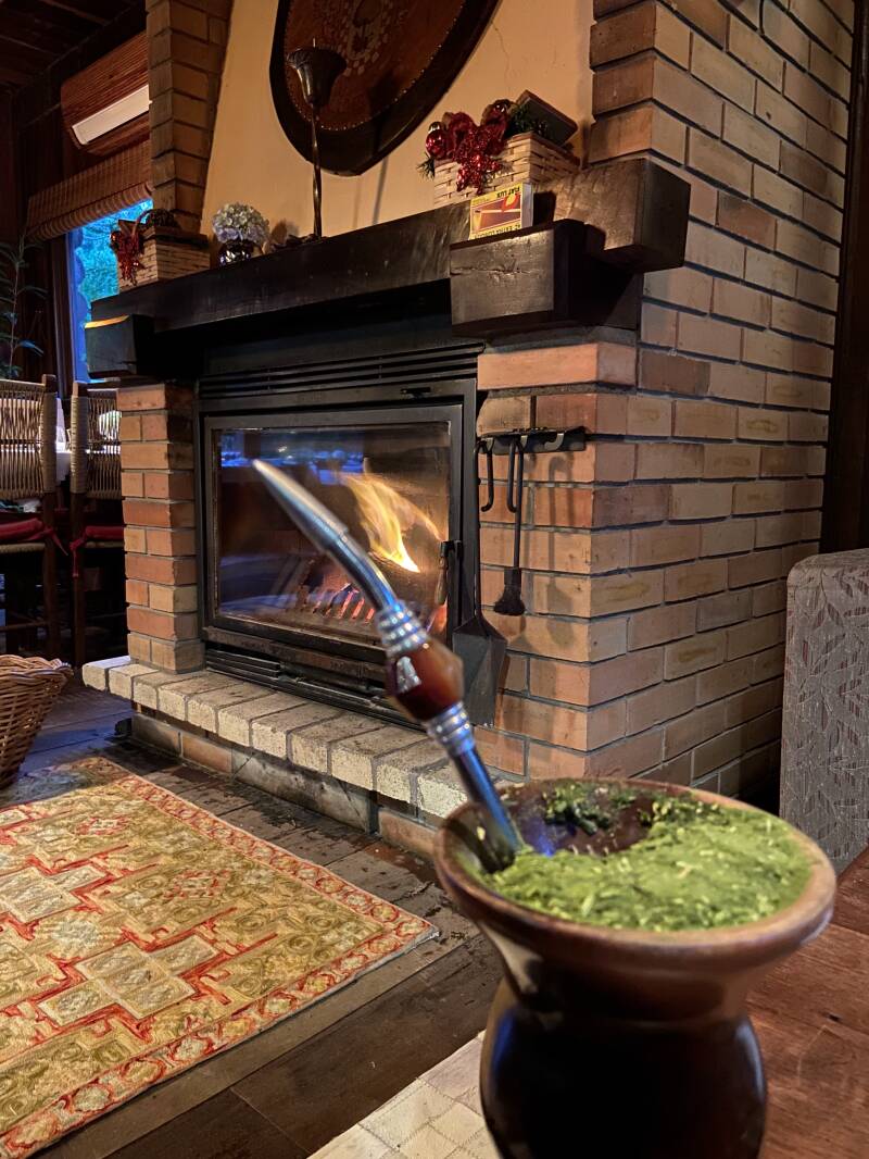 Chimarrao vor dem Kamin