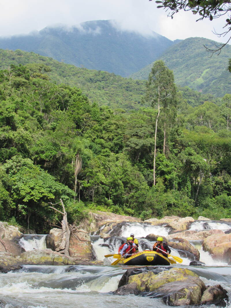Bild beim Rafting in Brasilien mit einem Schlauchbott im Fluss umgeben von atlantischem Regewald
