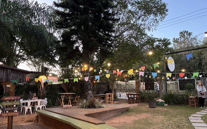 Bunt-dekorierter Garten für ein Festa Junina
