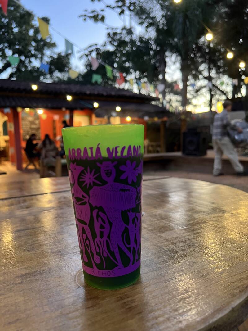 Grüner Becher mit Glühwein