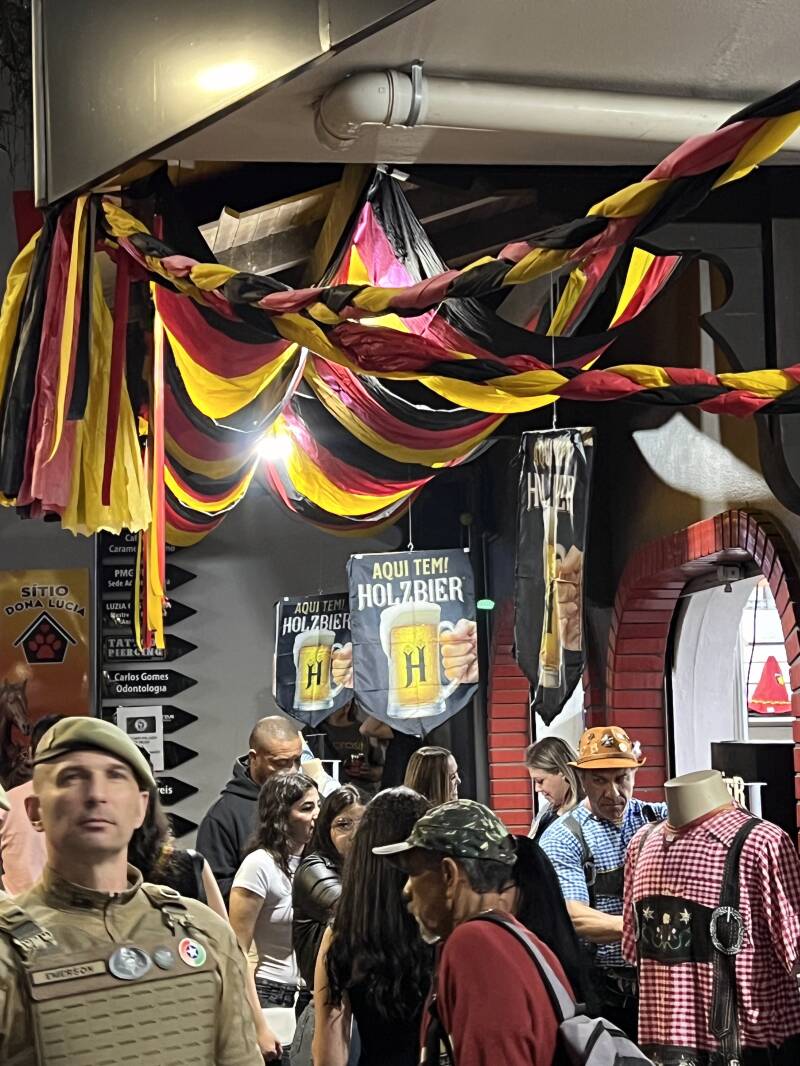 Banner mit dem Schriftzug Aqui tem Holzbier, dazu Deutschlandfahnen