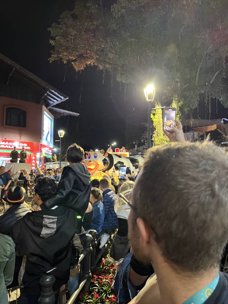 Umzugswagen in Form einer Kuh