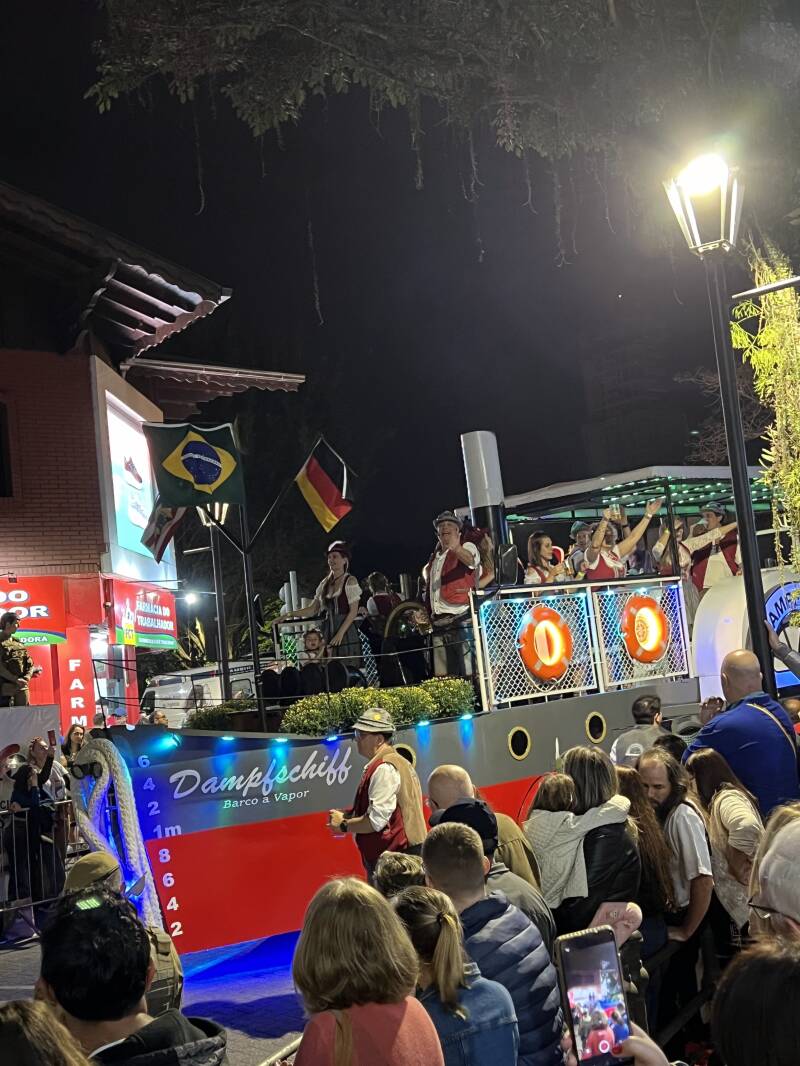 Umzugswagen in Form eines Dampfschiffs mit Deutschland- und Brasilien Flagge