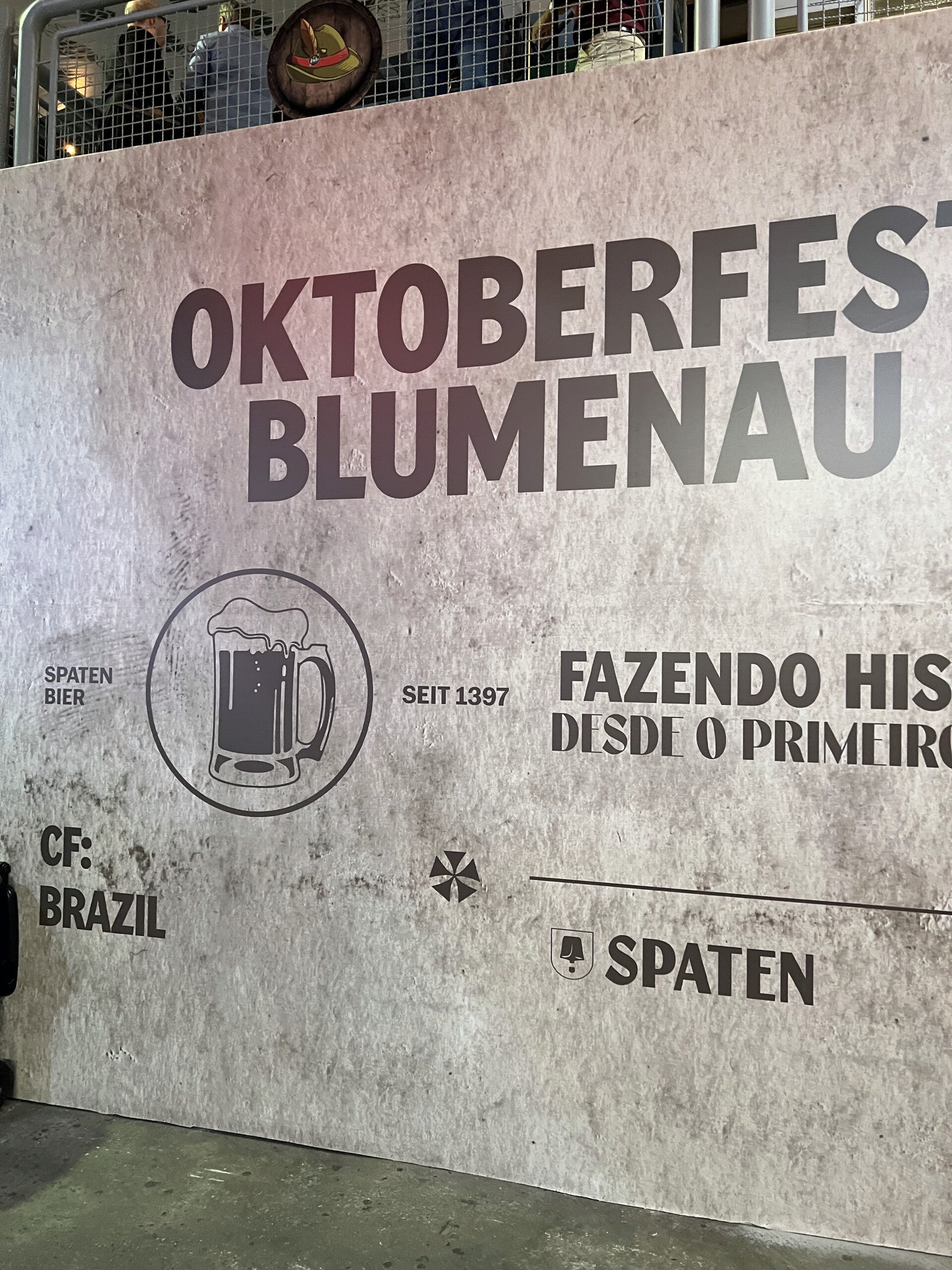 Werbetafel mit der Aufschrift Oktoberfest Blumenau