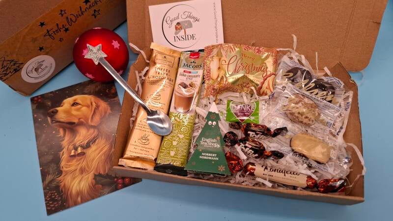 doosje met kerst lepeltje, koffie, thee en cacao, en diverse lekkernijen