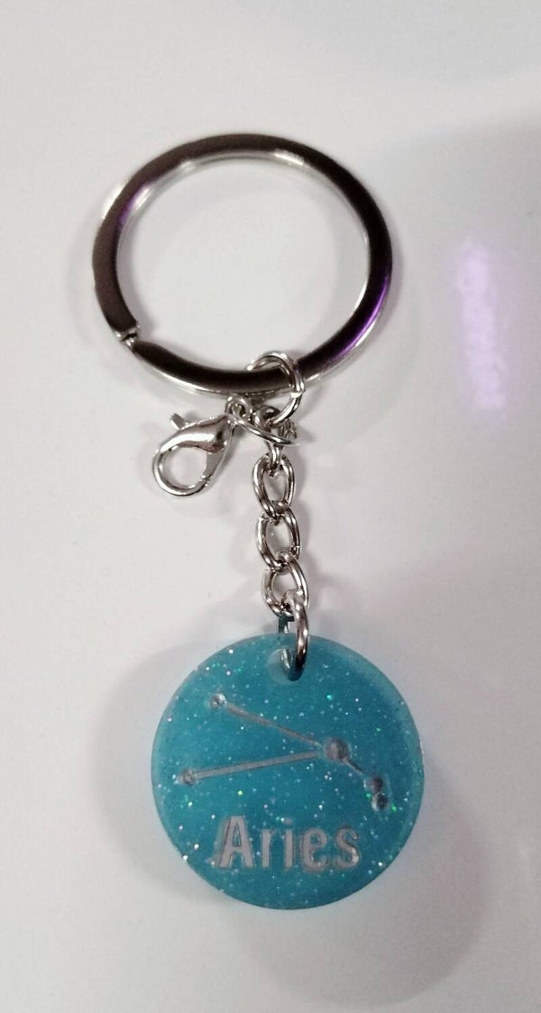 Schlüsselanhänger Sternzeichen blau mit Glow Effekt