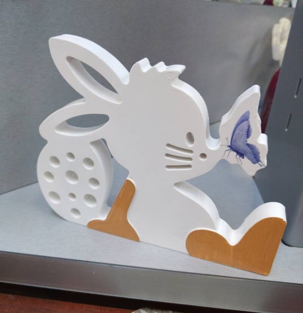 Hase mit Schmetterling