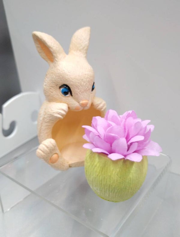 Hase mit Blumentopf