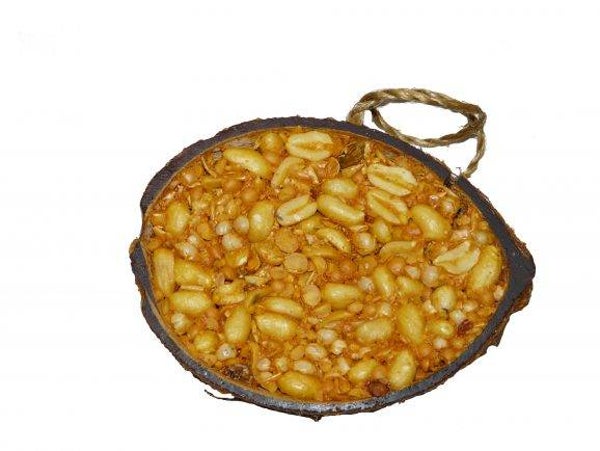 Cocosnoot met zaden en pinda's