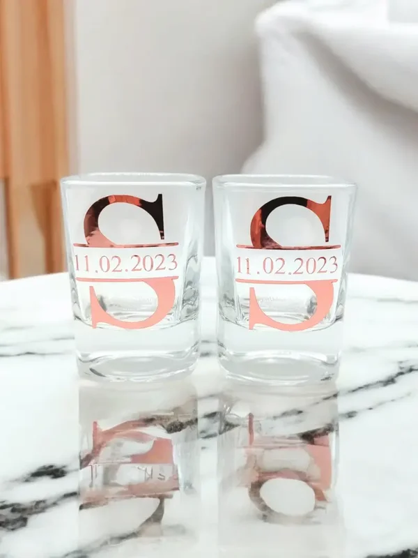 Shot-lasi omalla tekstillä – Personoitu lahja juhliin