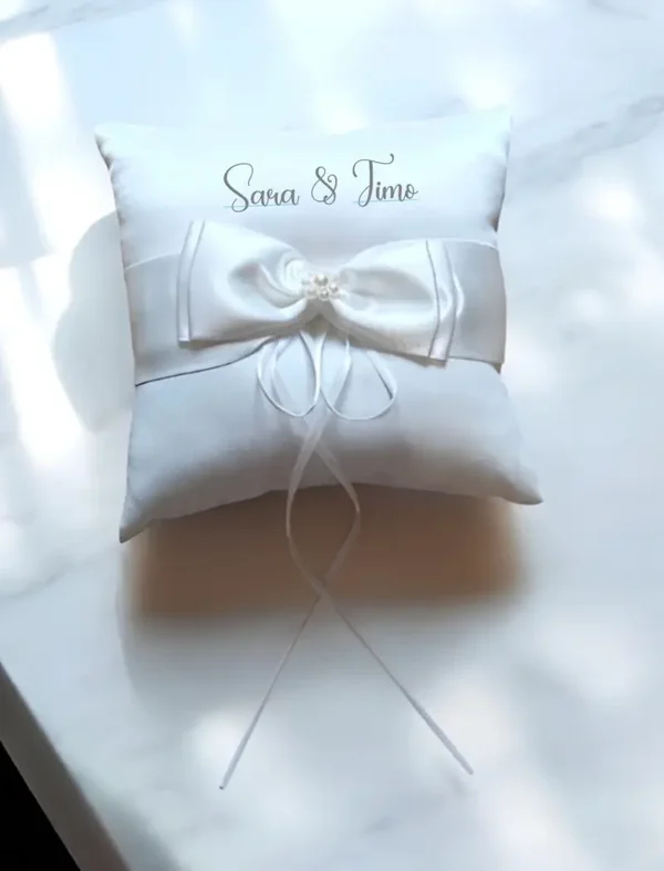 Sormustyyny omalla tekstillä – Hääkoriste