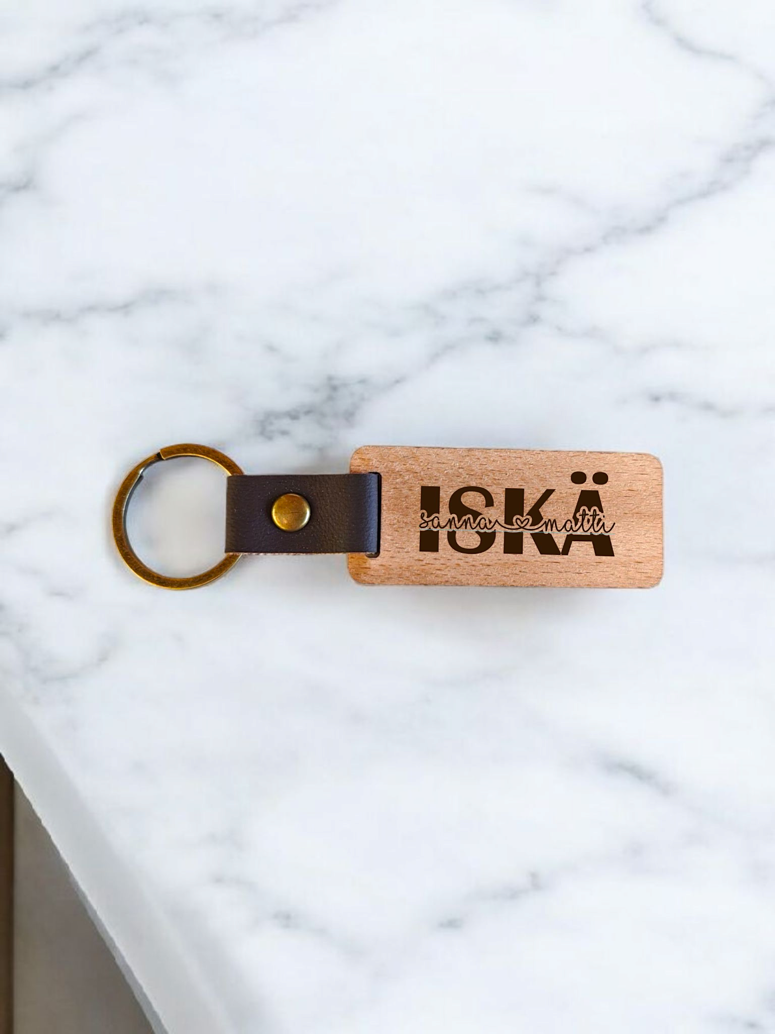 Puinen avaimenperä kaiverruksella – personoitu lahja