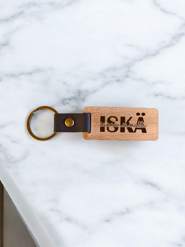 Puinen avaimenperä kaiverruksella – personoitu lahja