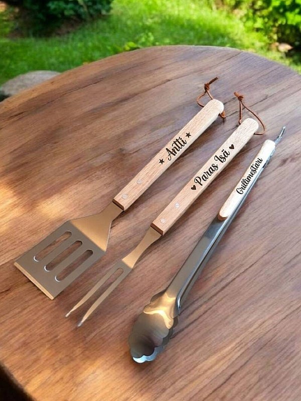 Personoidut BBQ-työkalut – grillaussetti omalla tekstillä