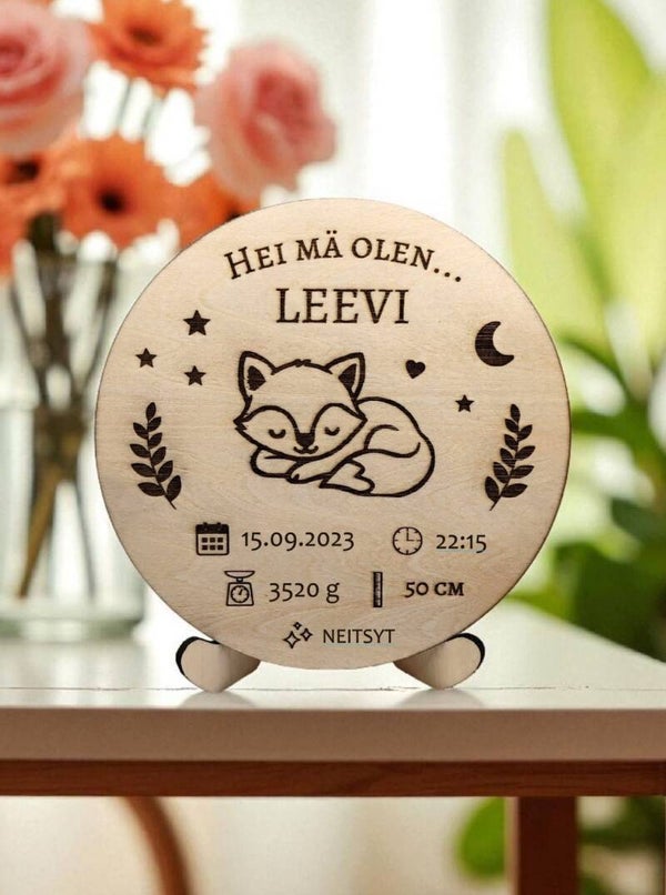 1. Personoitu puinen syntymätaulu – 17 cm