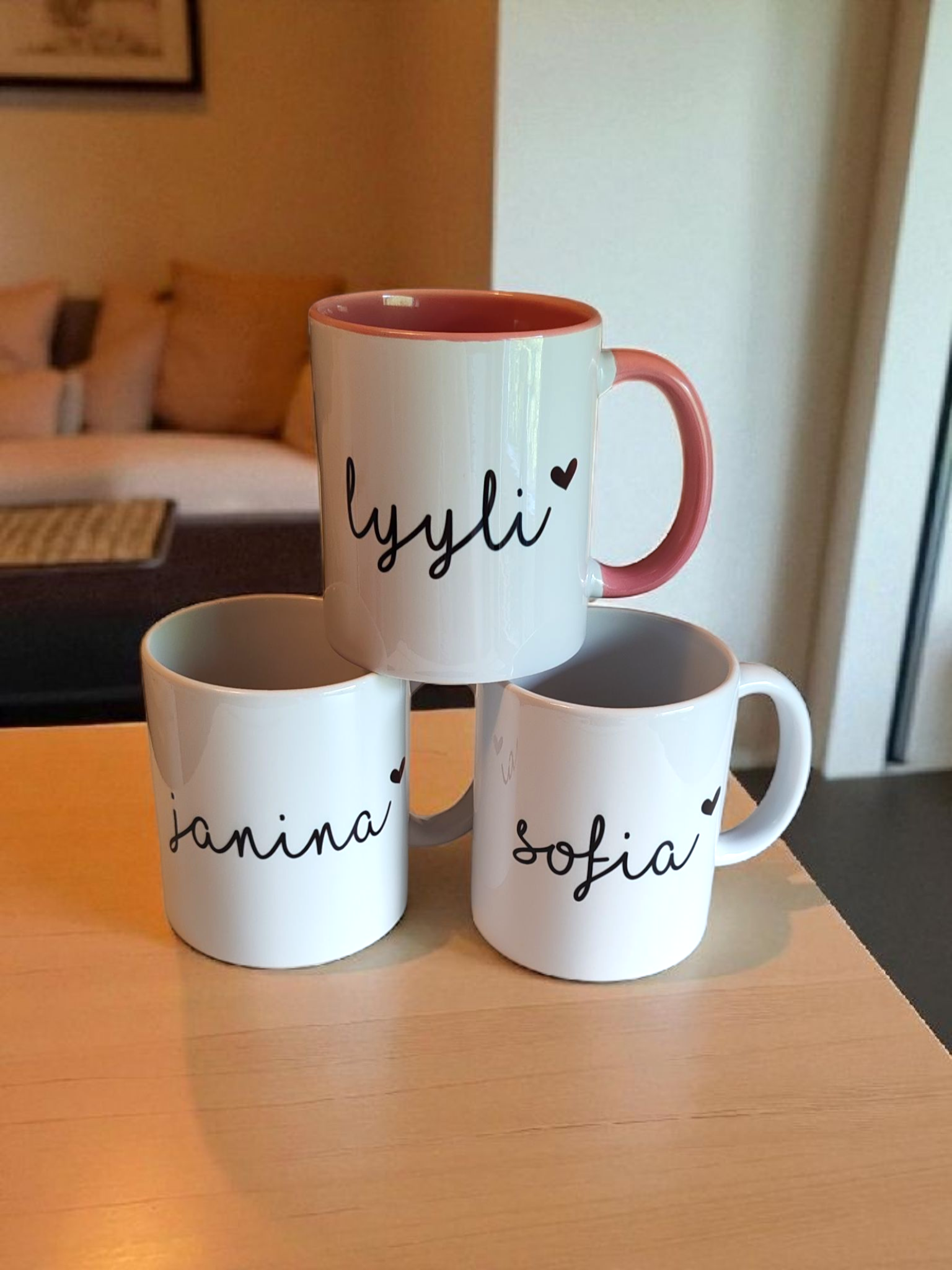 Kaksivärinen muki omalla nimellä, tekstillä tai valokuvalla – Personoitu lahja