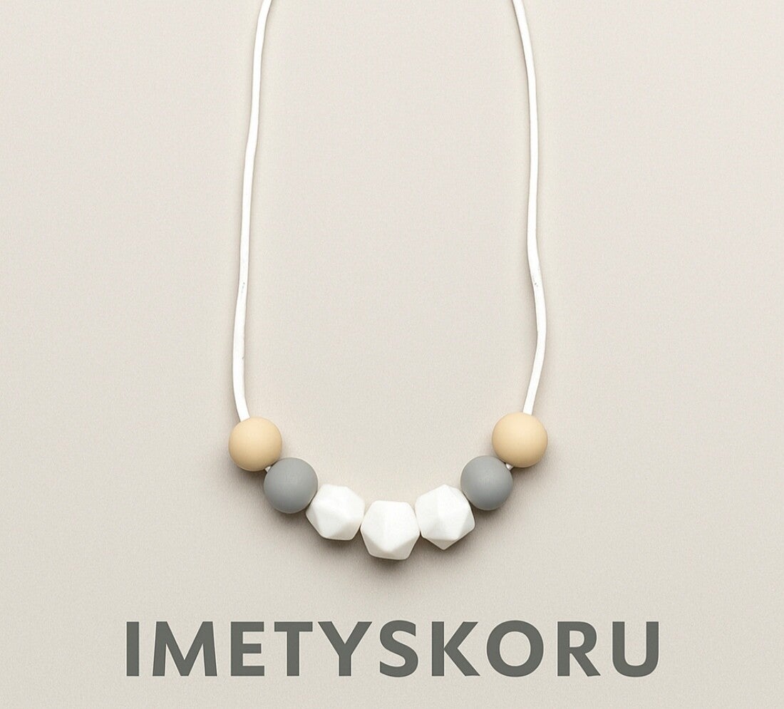 Imetyskoru silikonilla & puuhelmillä – turvallinen & kaunis vauvan purukoru