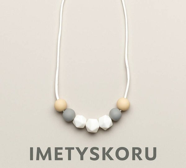 Imetyskoru silikonilla & puuhelmillä – turvallinen & kaunis vauvan purukoru