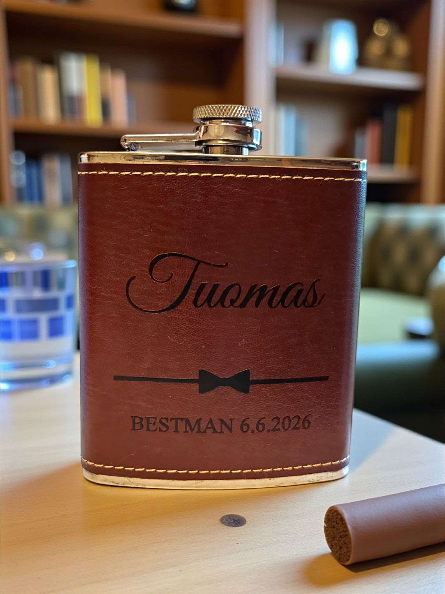 Tekonahkainen taskumatti kaiverruksella – Personoitu lahja