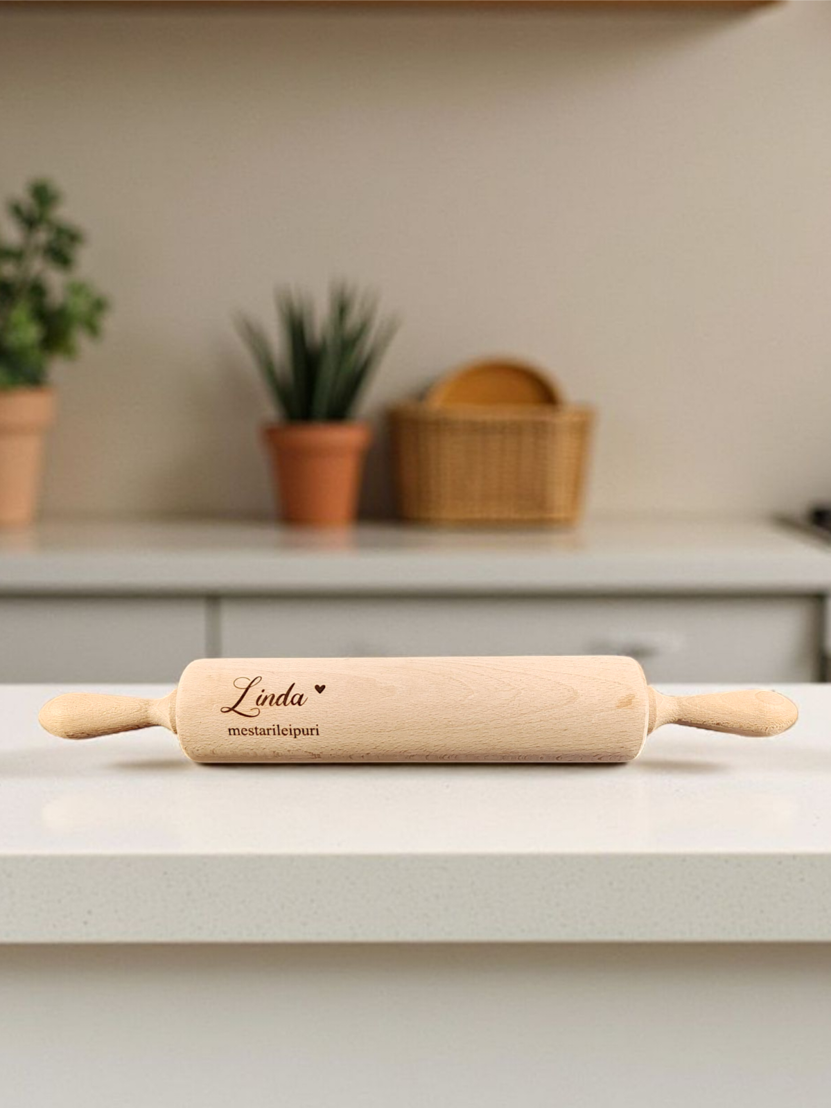 Puinen kaulin kaiverruksella – personoitu lahja