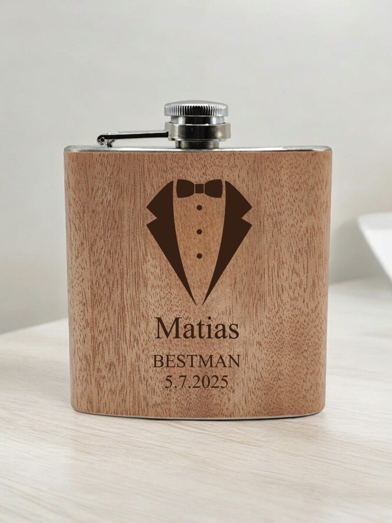 Puinen taskumatti omalla kaiverruksella – lahja bestmanille, isälle tai ystävälle