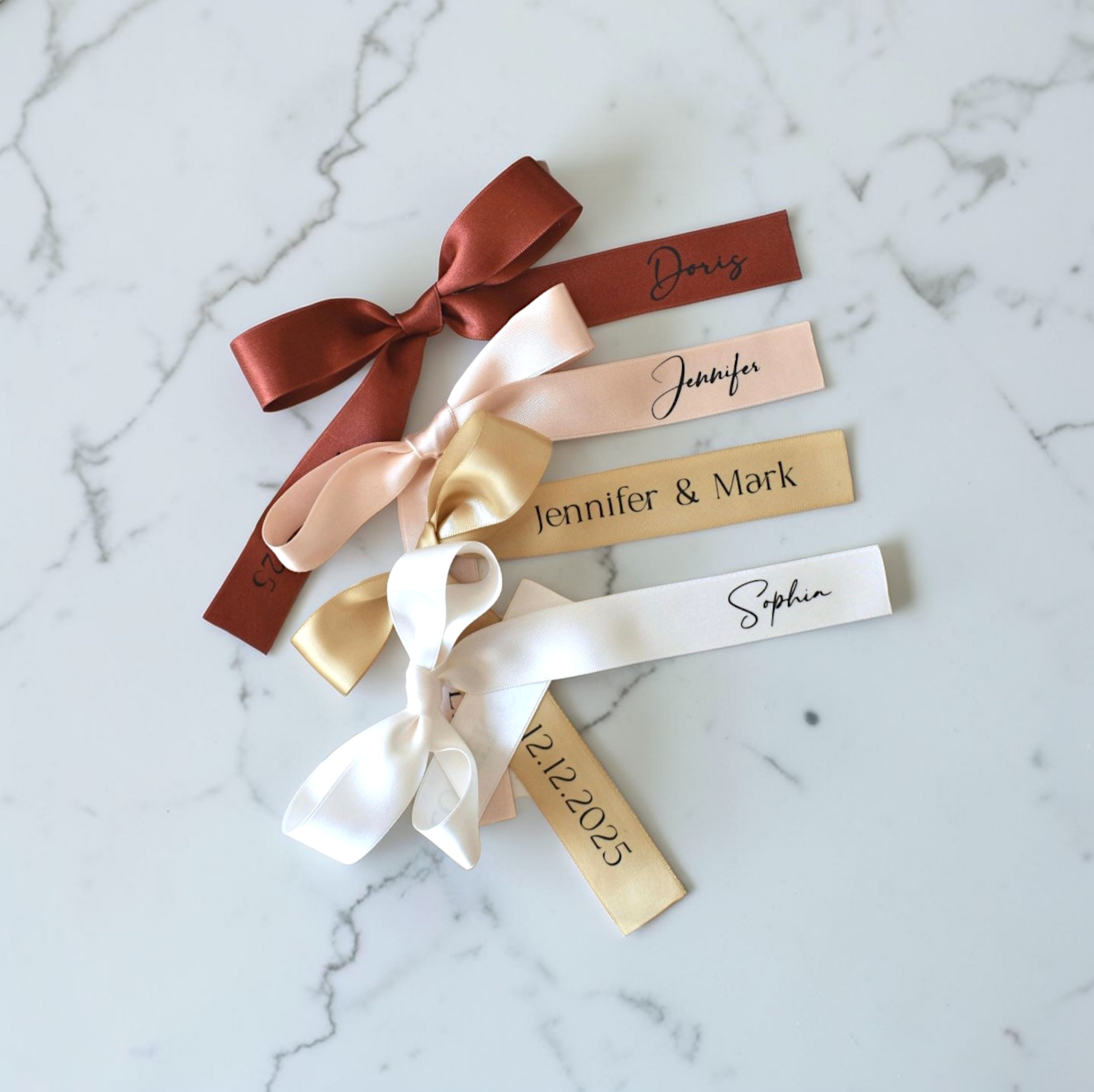 Personoidut rusettinauhat – tyylikäs vaihtoehto perinteisille paikkakorteille