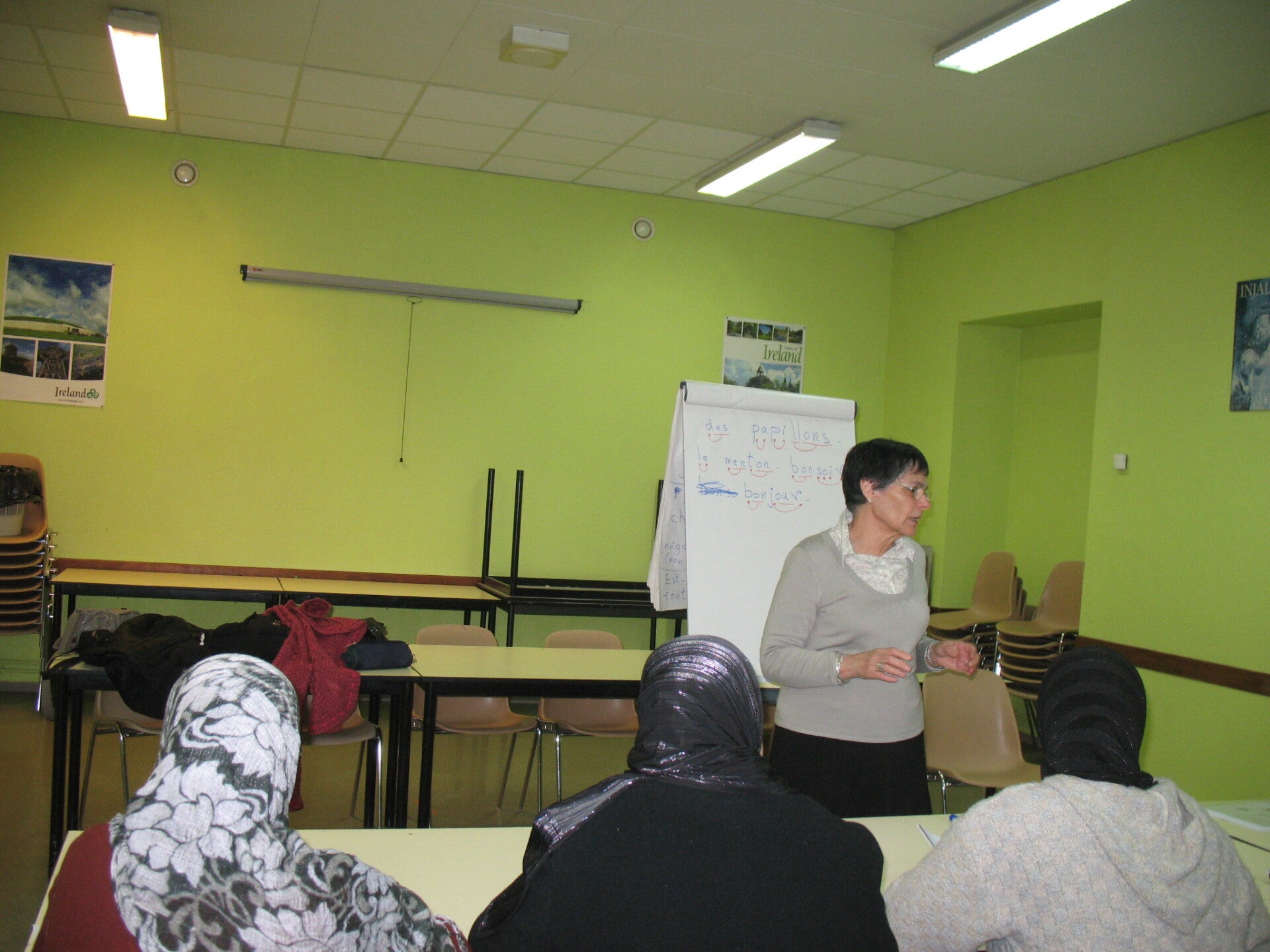 femme donne cours de français