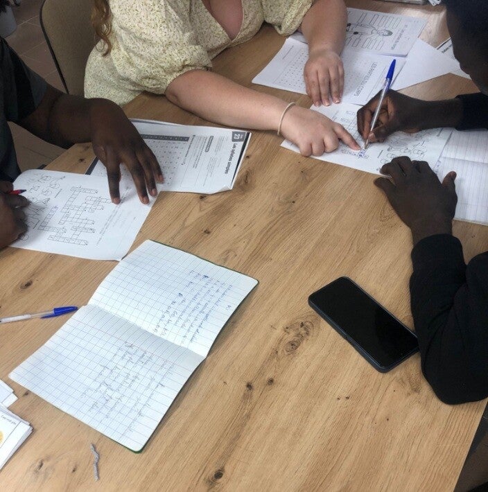 femme donne cours de français