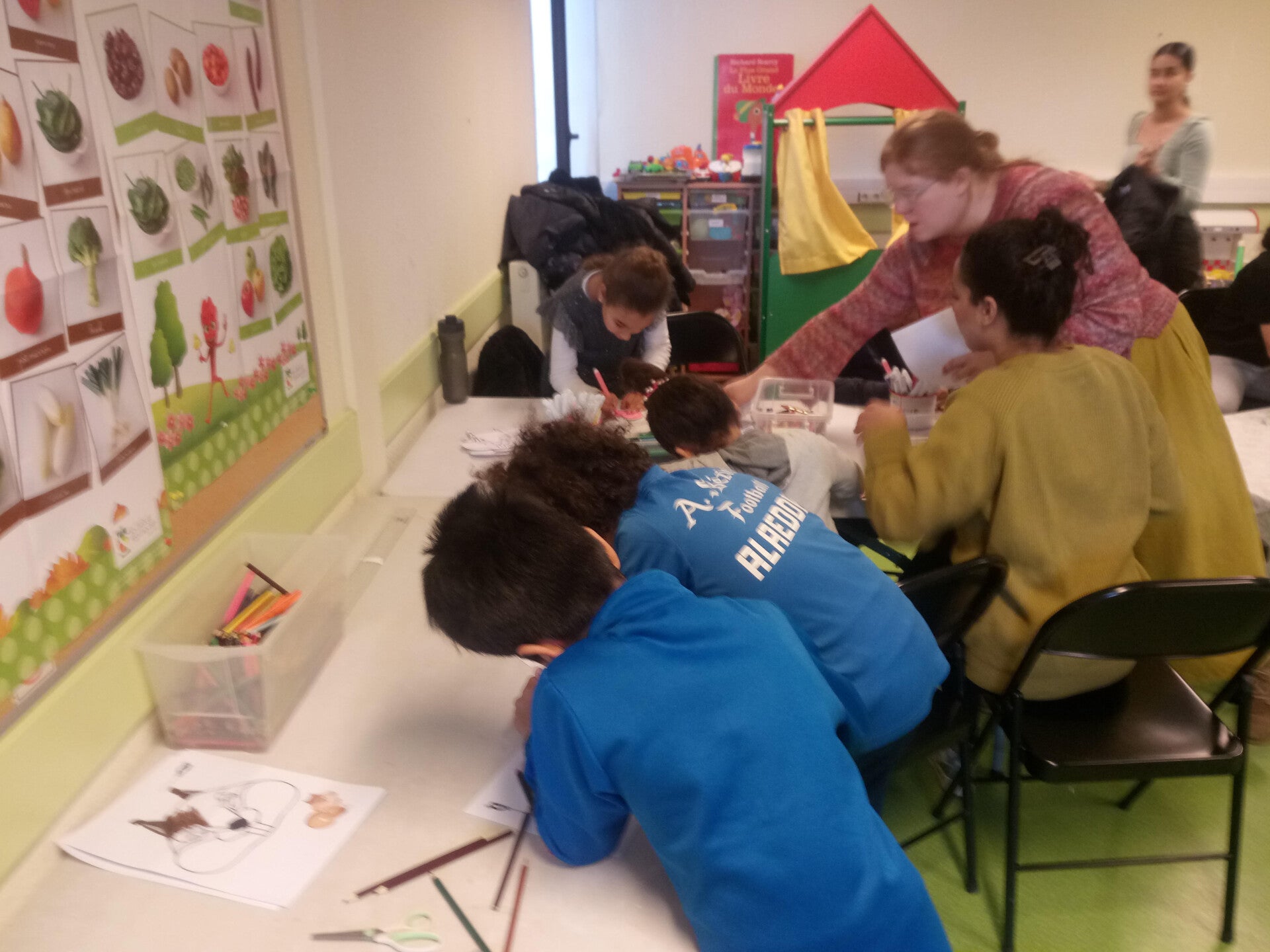 Groupe d'enfants qui dessinent