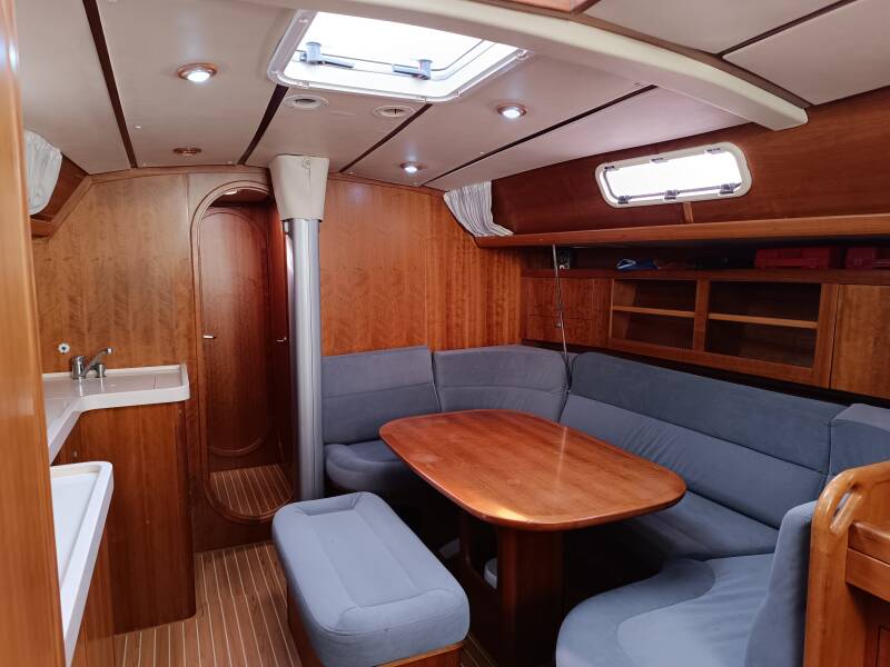 Le carré de notre Salona 45 offre un bel espace de partage et de convivialité