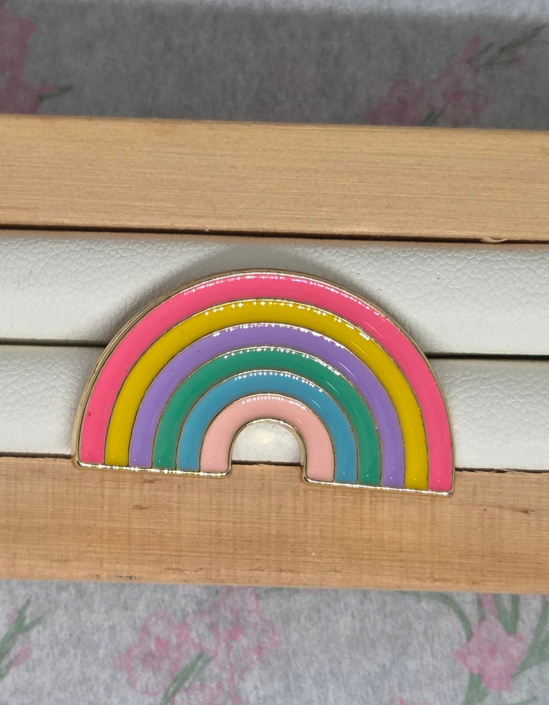 Pin's arc en ciel pop