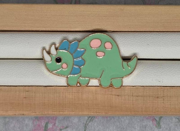 Pin’s Dino Malicieux