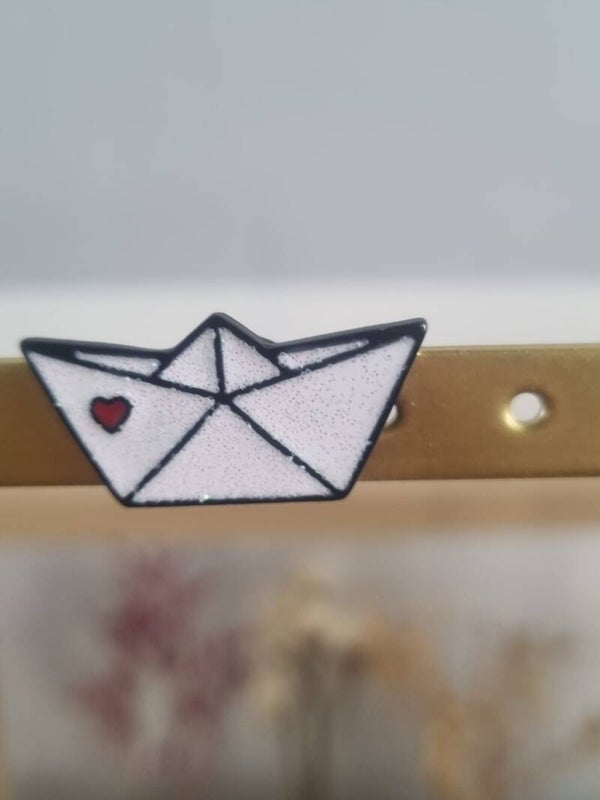 Pin's Bateau en Papier