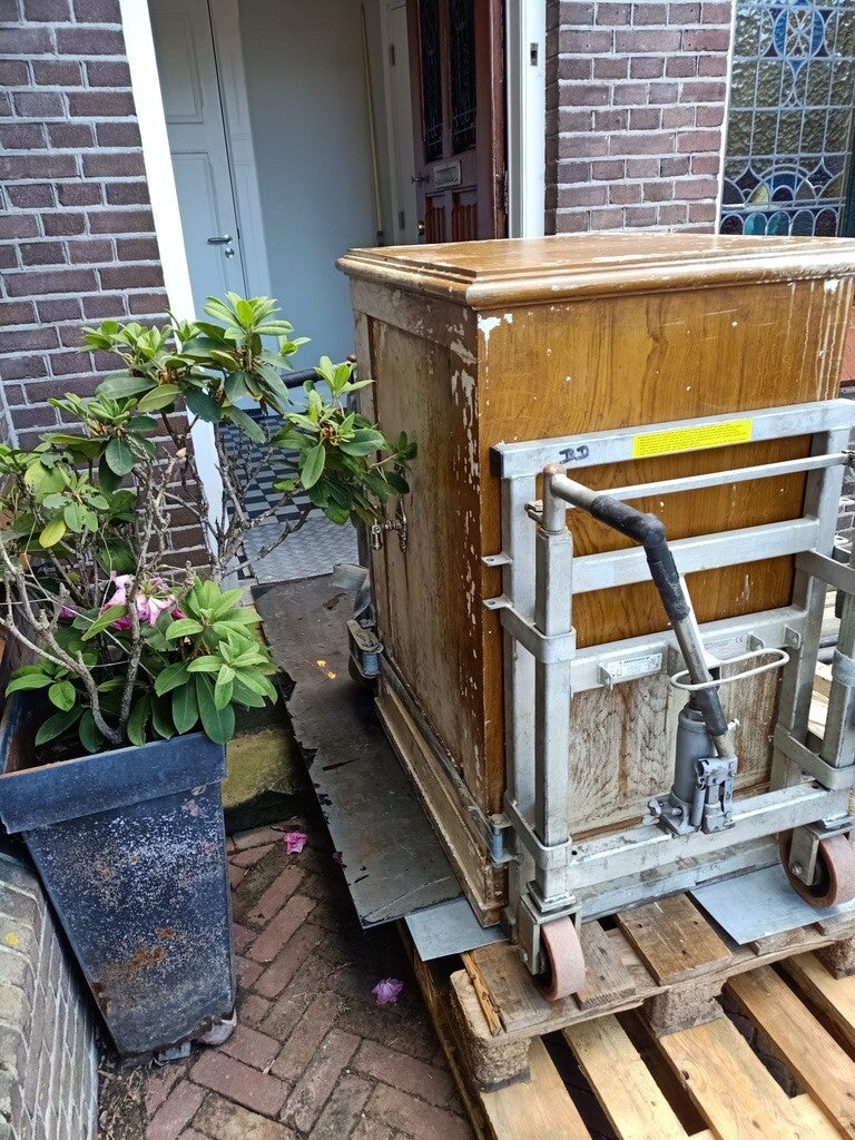 Antieke Ottenhof-kluis met kluizenwagen uit woning gehaald door Kluistechniek.nl