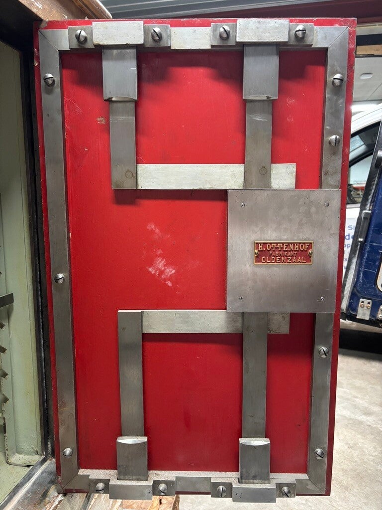 Binnenkant kluisdeur met grendelwerk van een antieke Ottenhof-kluis