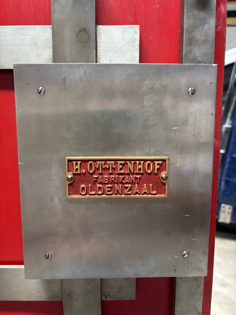 Naamplaatje H. Ottenhof Fabrikant Oldenzaal op antieke kluisdeur