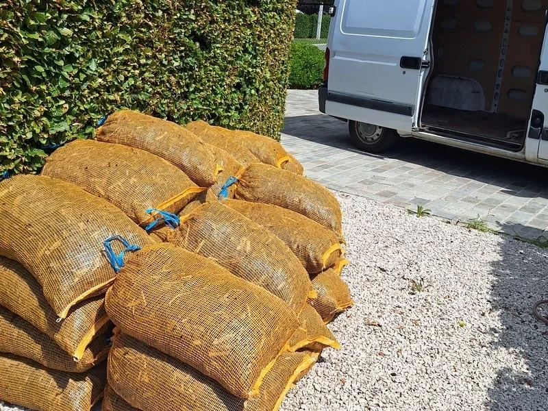 Bestelwagen van Boomschors60 met zakken boomschors van 60 liter bij een levering aan huis