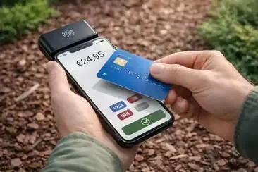 Betalen bij levering met mobiele betaalterminal op boomschors – contactloze kaartbetaling.