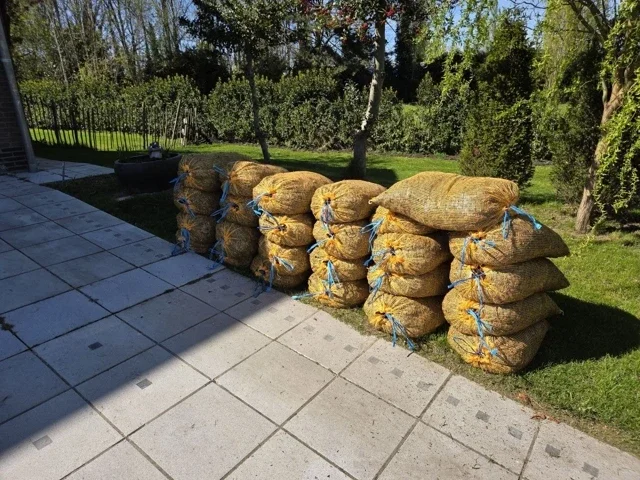 30 zakken boomschors geleverd in Schoten voor een tuinrenovatie