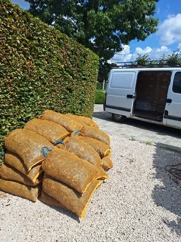 Boomschors geleverd in zakken bij klant aan huis