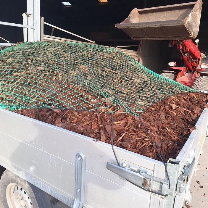 Boomschors losgestort geladen in aanhangwagen