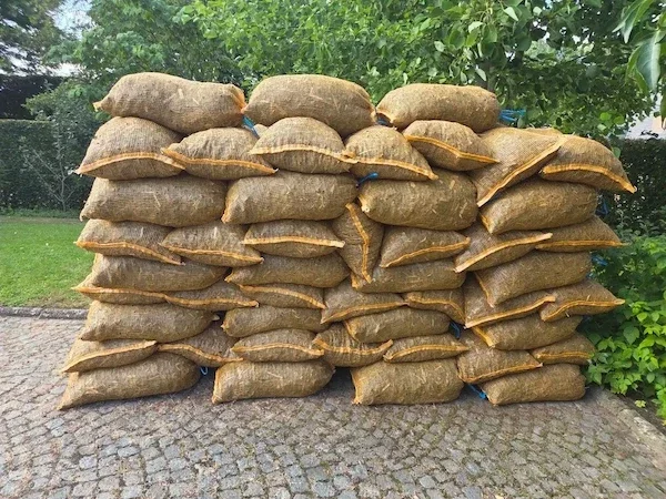 Gestapelde zakken houtschors van 60 liter, klaar voor levering