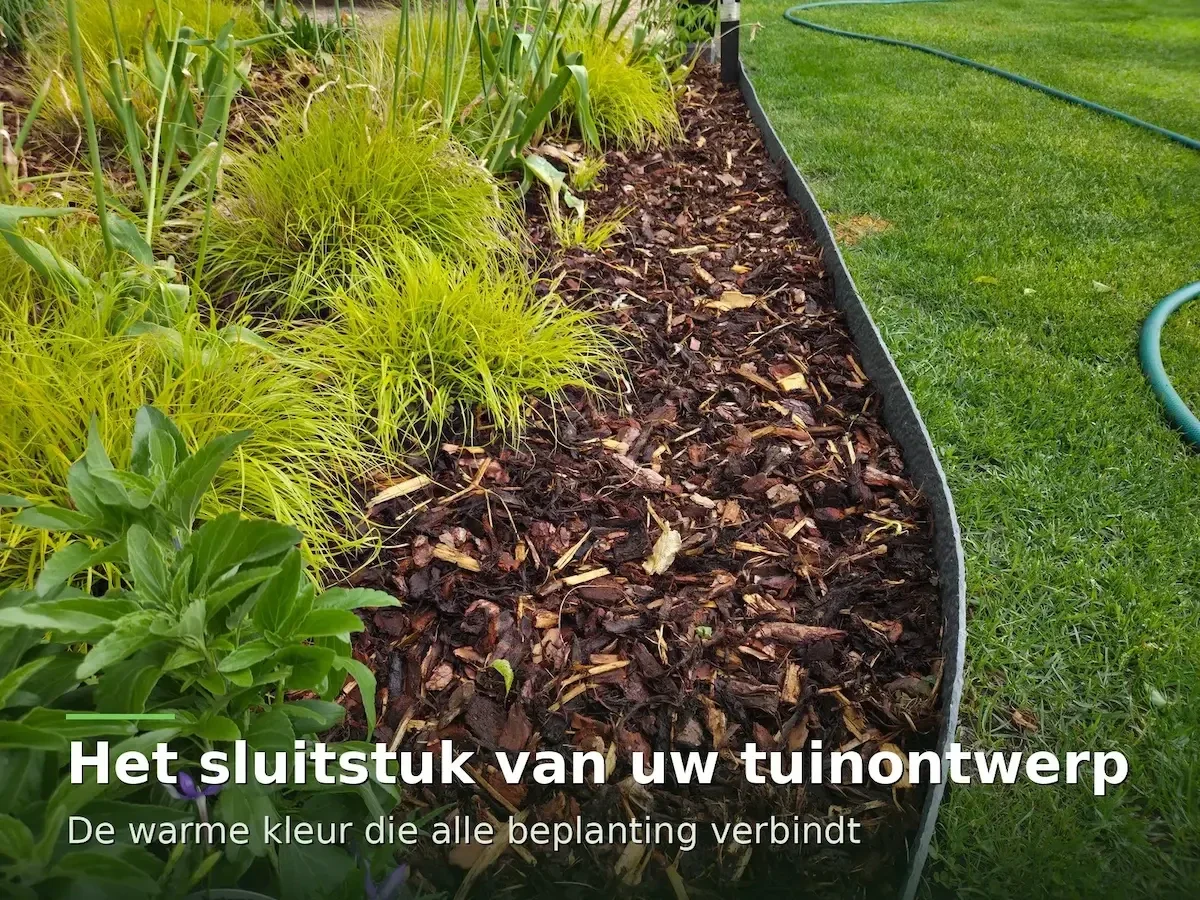 Boomschors in een aangelegde border met siergrassen langs het gazon