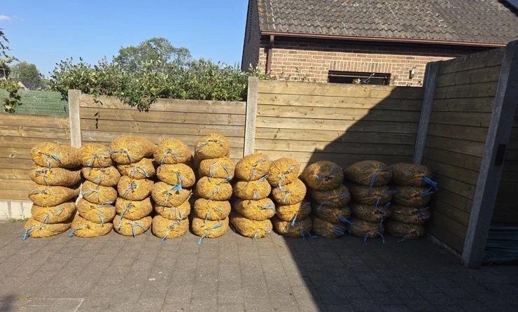 Boomschors in zakken, 45 zakken op oprit