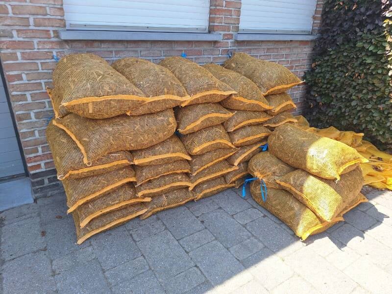 boomschors in de tuin in zakken